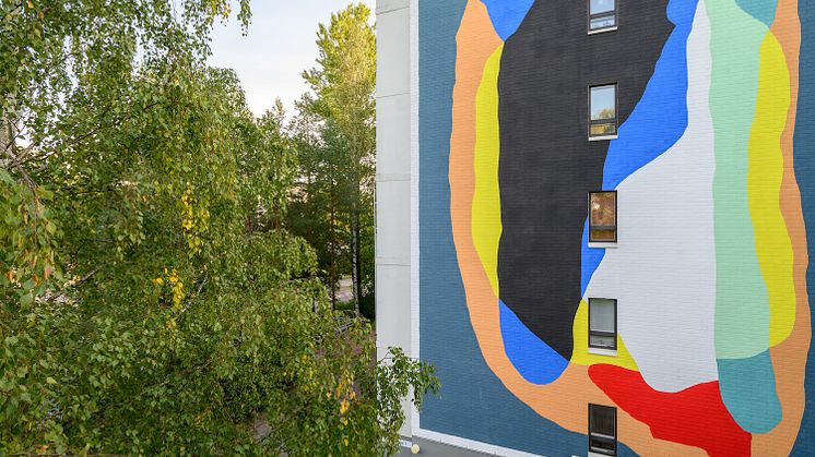 Moneylessin teos värittää Espoon Suvelan maisemaa. Kuva Ilkka Vuorinen