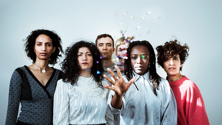Från vänster, bakre raden: Olof Dreijer och Karin Dreijer. Från vänster, främre raden: Ellen Nyman, Bahareh Razekh Ahmadi, Kudzai Chimbaira och Rani Nair. © fotograf Saga Berlin.