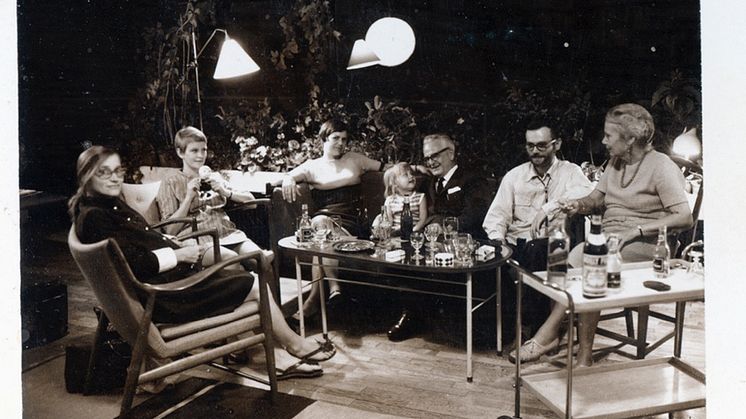 Ross-familien samlet omkring "Ross-sofabordet" i 1966 i Alf og Else-Merete Ross' privathjem. (Privat foto)