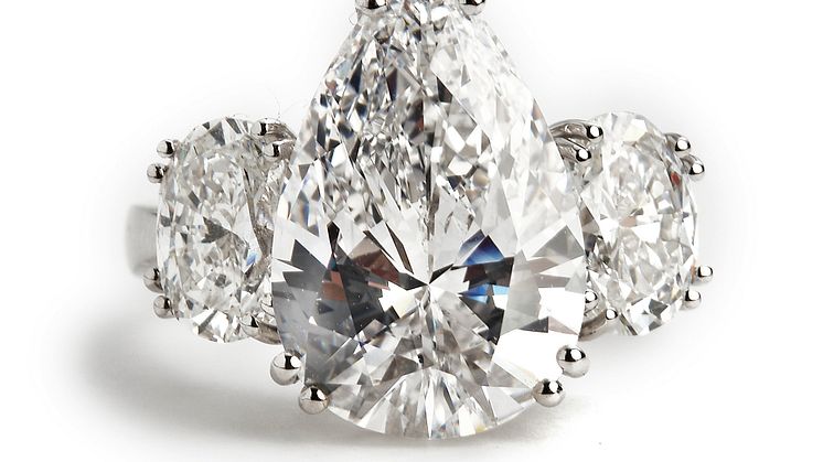 Hvid dråbeformet diamant 2.jpg