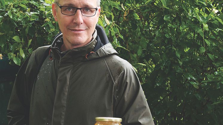 Kocken Henrik Norström samarbetar med  biodlare från Lovön 