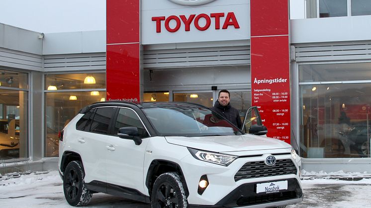 Bodø: Bilselger Karl-Einar Rengård hos Nordvik er klar for lansering av nye RAV4 Hybrid.