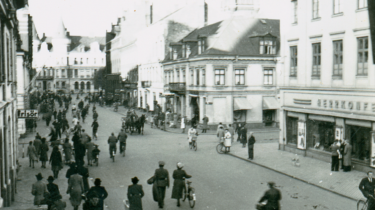 Danska flyktingar på väg till Rådhuset i Landskrona. Bilden är från 1943 då danska judar flydde över Öresund till Skåne. Foto: Landskrona museum