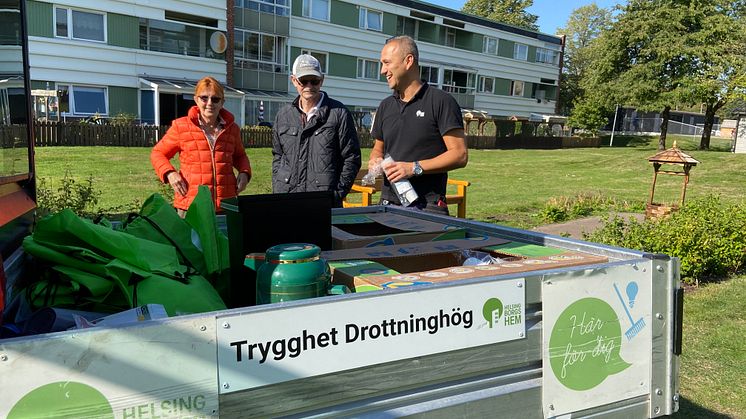 Fastighetsvärden Vehid tillsammans med Alojzija och Sonnich som har bott på Drottninghög i 20 år och var först på plats när trygghetsbilen kom till deras kvarter.