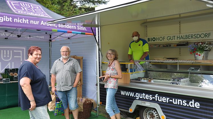 Auf dem Hofmarkt: Mitarbeiterin Marion Brauns (von links) im Gespräch mit den Kunden Uwe und Erni Klemme aus Spangenberg, im Verkaufswagen Klient Thomas Schmidt.