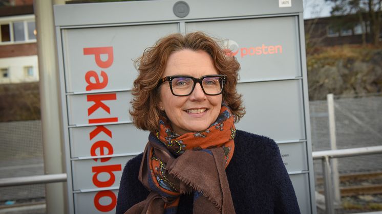 Konsernsjef Tone Wille i Posten ved den aller første Pakkeboks. FOTO: Birger Morken / Posten