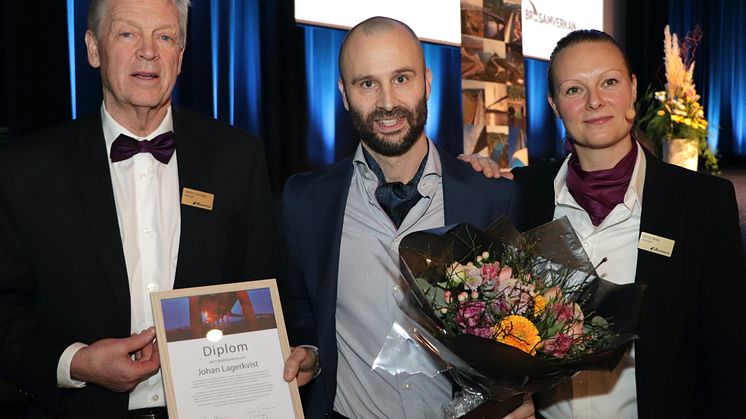 Årets Brobyggare 2024 är Johan Lagerkvist, här flankerad av Martin Laninge, ordförande i Brosamverkan, och Anna Teike, juryns ordförande. Bild: Gösta Löfström