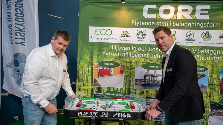  Tidigare NHL-proffset Per Svartvadet (till höger) föreläste om flytande sten och berättade om sin hockeykarriär och förhållandet till tidigare lagkamraten Peter Forsberg på Ytskyddsdagarna i Göteborg. 