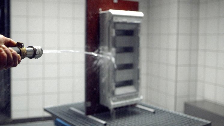 Vattentester i labb säkerställer att tätningar och kapslingen är redo för oväder.