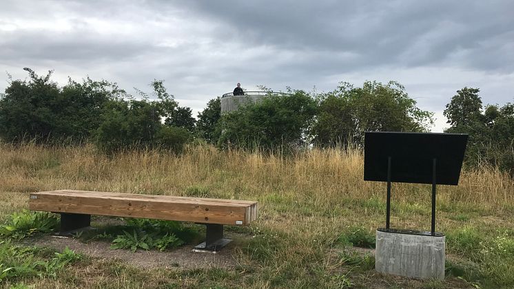 En ny stockholmspärla? Vårbergstoppen har fått bänkar, bord och en massa skyltar. Andra föremål som ställts ut är utkikstorn, lekutrustningar, utegym och exotiska träd. Summa sextio miljoner kronor.