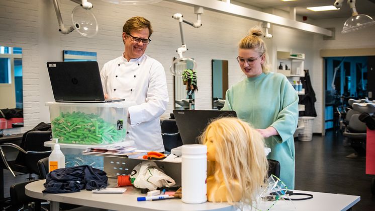 Bo Høj Laursen og Cathrine G. F. Blittrup er 2 af underviserne på Tradium GF1. Her er de i gang med at vejlede brobygningseleverne i arbejdet med GF1's Escape Room.