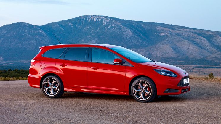 Ford Frankfurtin autonäyttelyssä:Urheilullisen maailmanauton Ford Focus ST:n tuotantomallin ensiesittely Frankfurtin autonäyttelyssä - yllätyksenä Focus ST Wagon Euroopan markkinoille.