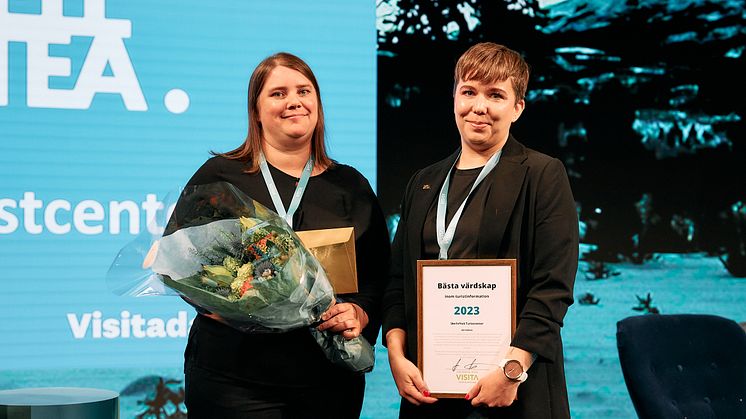 Anna Bodell och Veronica Ståhl fick under Visitadagen ta emot priset som Skellefteå turistcenter tilldelats.