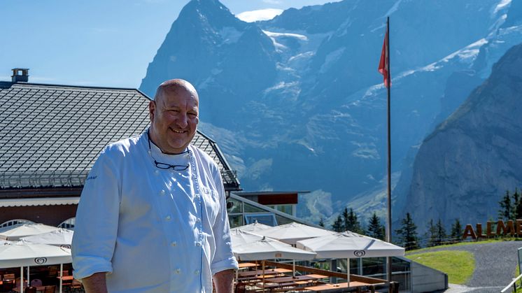 Gastgeber Pascal Ramponi vor dem Panorama Restaurant Allmendhubel 