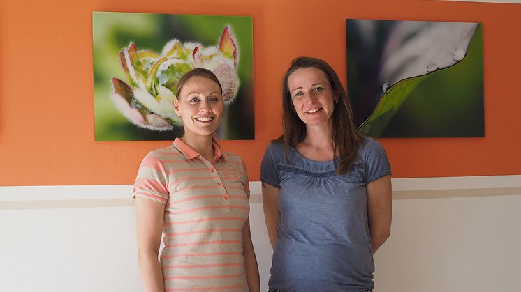Sandra Raimann (r.) ist überglücklich: Dank der Behandlung durch die Dresdner Osteopathin Ricarda Ulrich (l.) hat sich ihr Kinderwunsch erfüllt – derzeit ist sie zum zweiten Mal schwanger. Foto: Ricarda Ulrich