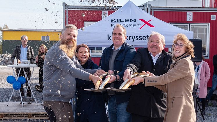 Tom Lundqvist Kilenkrysset, Carina Lindell Kilenkrysset, Mats Berg Alfa Laval, Jan Persson Kilenkrysset och Susanne Dannelind Alfa Laval tar tillsammans det första spadtaget.