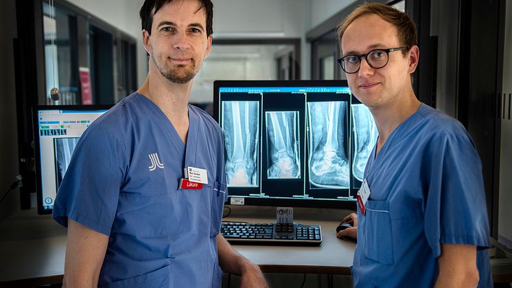 Bitr överläkare och forskaren Max Gordon och ST-läkaren Björn Hansen tolkar röntgenbilder med hjälp av Artificiell Intelligens, som forskare på Danderyds sjukhus har utvecklat. Foto: Johan Adelgren.