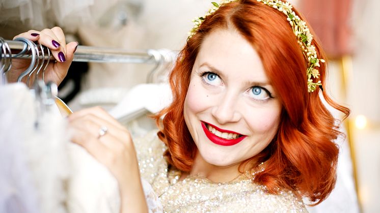 Elsa Billgren tar emot pris på Vintageafton i Uppsala