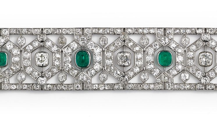 Queen Alexandrine of Denmark’s emerald and diamond bracelet. Estimate DKK 300,000-400,000.