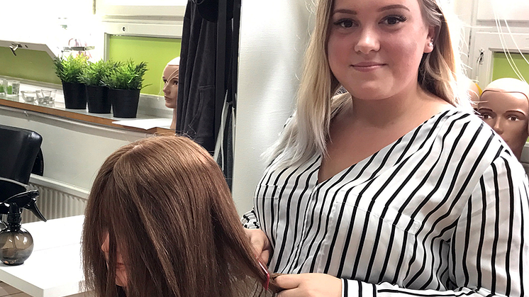 Zuzanna som läser Hantverksprogrammet med inriktning frisör, på Realgymnasiet i Lund.