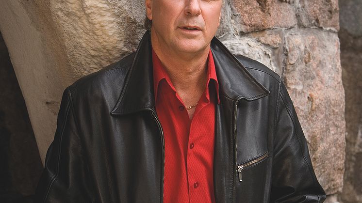 Paul Sahlin porträtt mot mur hög.jpg