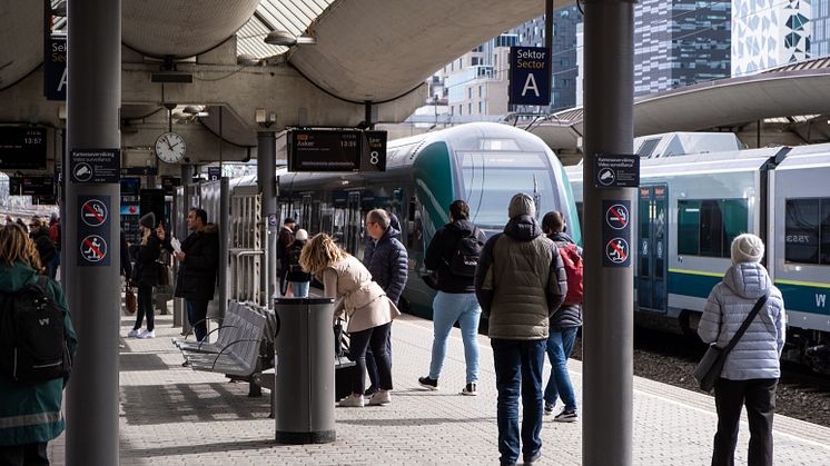 Antall reiser med tog og buss har økt til tross for en tøff vinter med forsinkelser og problemer.