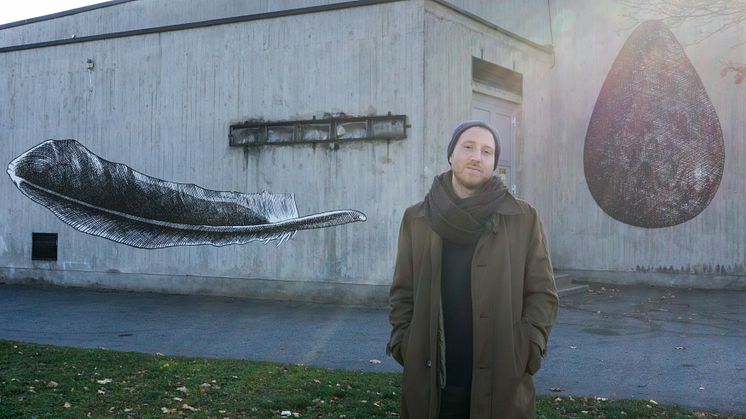 Johan Stenbeck och delar av muralmålningen  på Panncentralen på Hjorthöjden i Ronneby.  Foto: Dalia Mikonyté