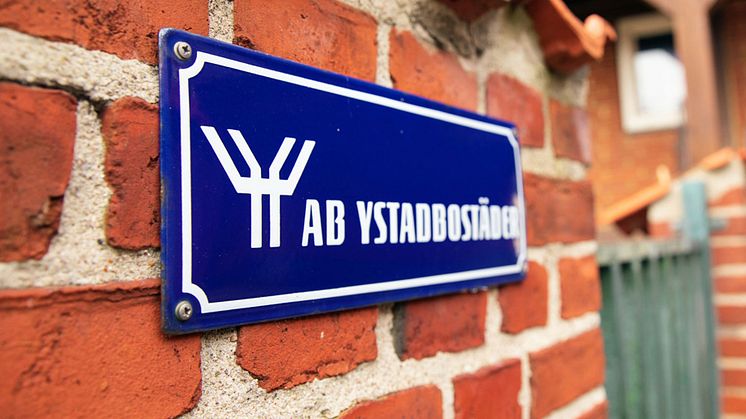 SafeTeam har installerat digitalt låssystem med fysiska nycklar hos Ystads kommunala bostadsbolag, Ystadbostäder.
