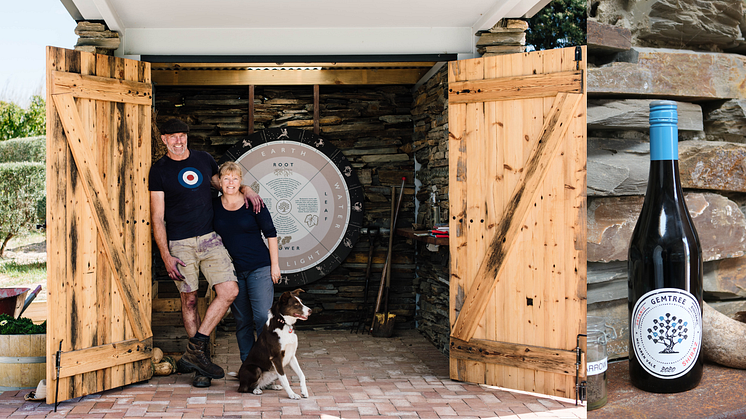 Melissa och Mike Brown framför den biodynamiska kalendern samt Gemtree Organic Shiraz