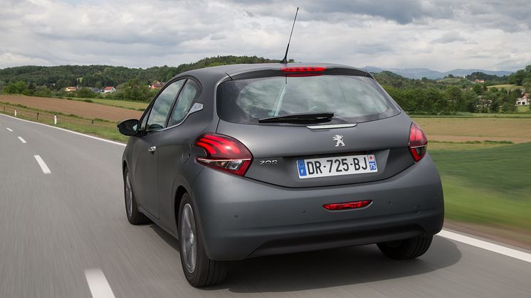Premiär för Peugeot 208 klädd i ”haute couture” lack 
