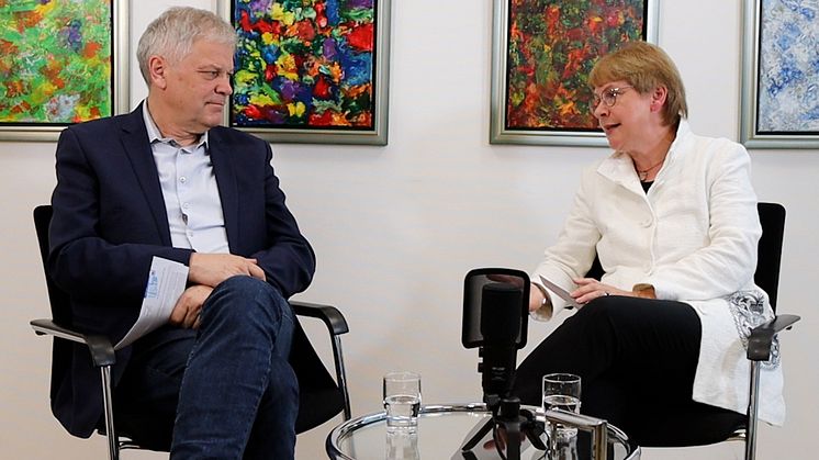 Dr. Hans-Albert Gehle, Präsident der Ärztekammer Westfalen-Lippe, im Gespräch mit Dr. Anne Bunte, Beauftragte für den Öffentlichen Gesundheitsdienst der Ärztekammer Westfalen-Lippe.