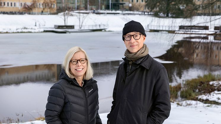 Handelshögskolan vid Umeå universitets avgående rektor Sofia Lundberg och tillträdande rektor Mats Bergman på campus i Umeå. Foto: Malin Grönborg