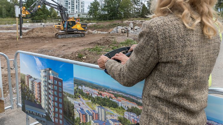 Louise Lindh, VD, Fastighets AB L E Lundberg genomför det första pålslaget genom ett knapptryck. Foto: M&F Foto