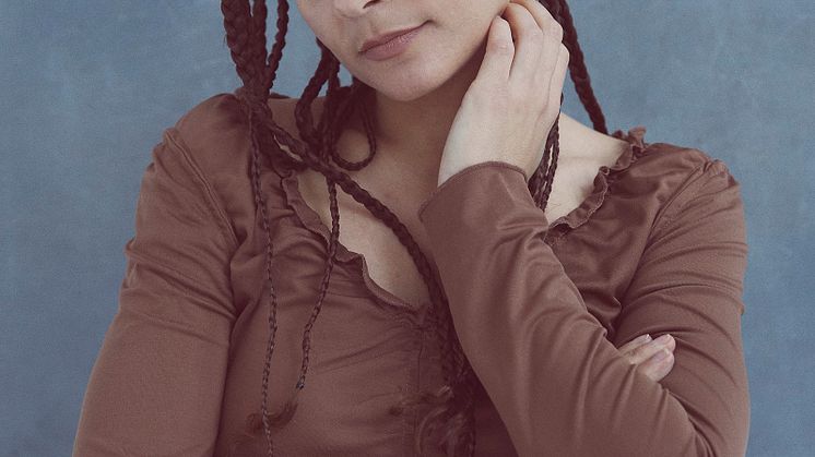 Den 29. oktober tænder Erika de Casier for første gang de musikalske lavalamper i Lille VEGA med sine nostalgiske R&B-bangers.
