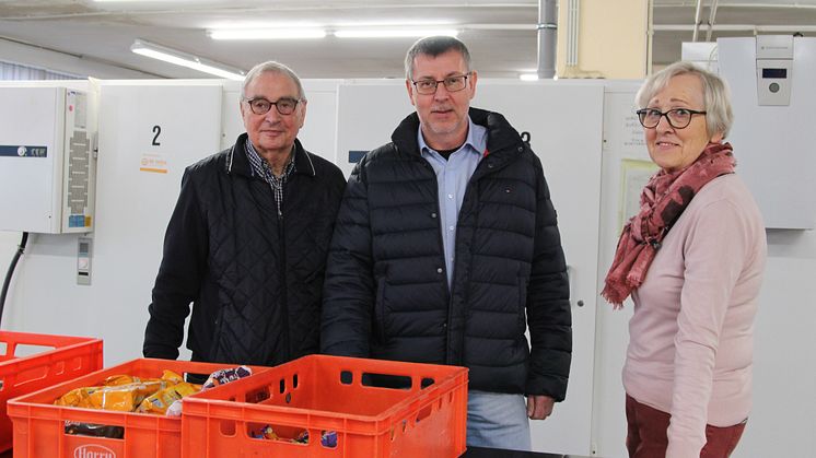 Vorne frische Ware - hinten die Kühleinheiten: Bei der Mindener Tafel ist alles gut organisiert, findet auch Rüdiger Hölscher, Kommunalreferent Westfalen Weser Netz. Marlies Harendza und Wolfgang Reichel zeigen die Abläufe.