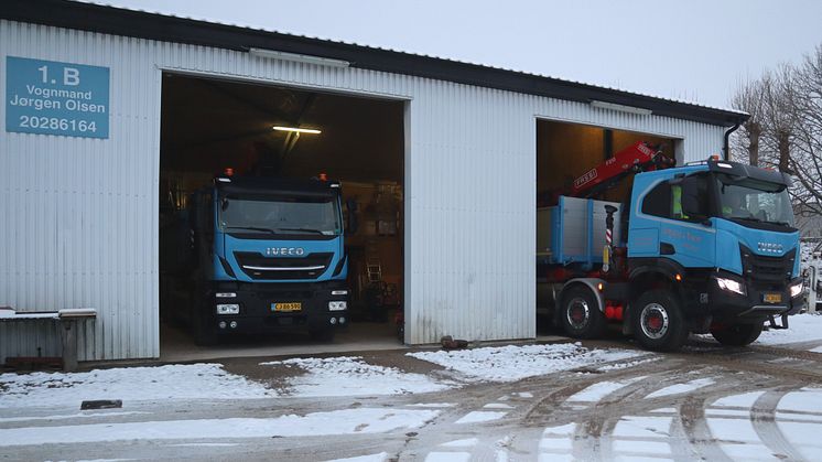 2 stk. IVECO kran-/hejseladsbiler