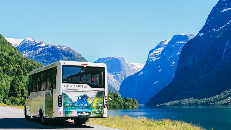 New shuttle bus in Lodalen valley, Nordfjord. Foto: Loen Active