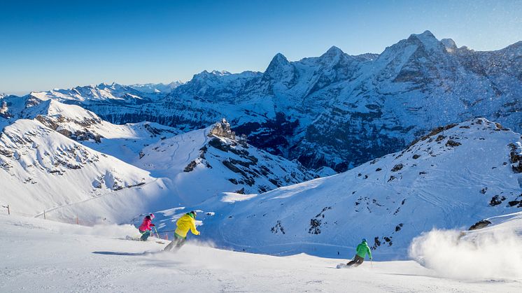 Skifahrer auf der Schilthornpiste vor Eiger, Mönch und Jungfrau