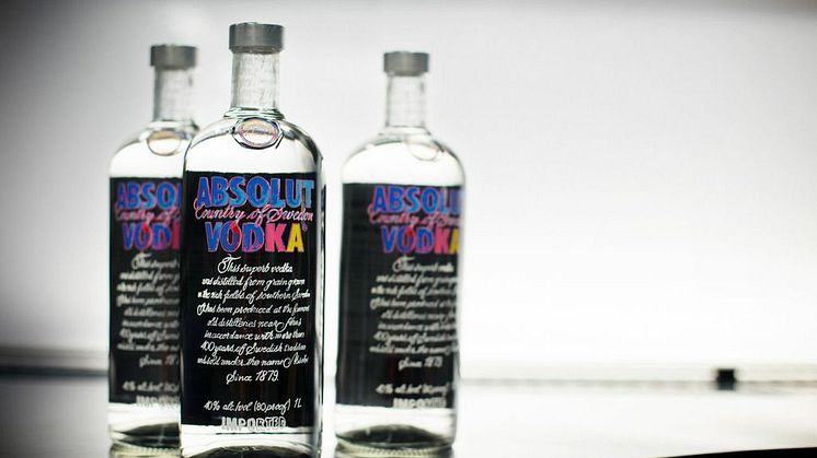 Absolut skapar konst med Andy Warhol igen - i samband med lanseringen av “Andy Warhol Edition” 