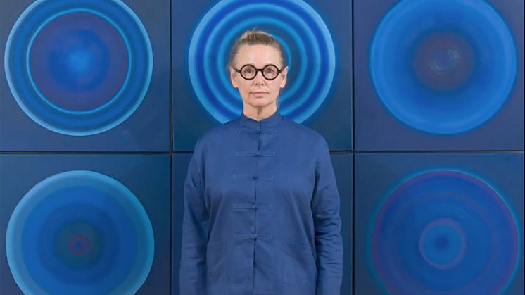 Heikedine Günther vor einem Teil ihrer Werkserie ‹Concentric Circles› ((c) Heikedine Günther)