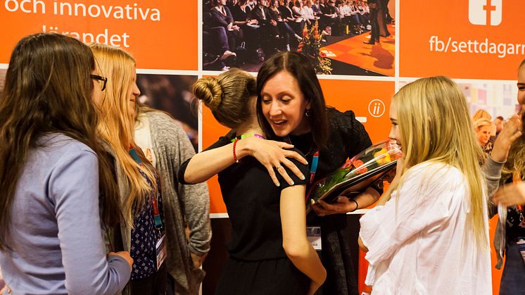 Maria Wiman kramar en av sina elever