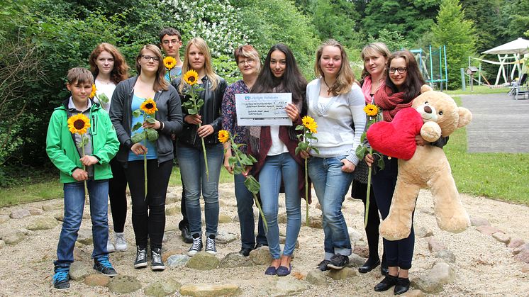 Oberschule Liebertwolkwitz ist „GenialSozial“: Sonnenblumen und Spenden für Bärenherz