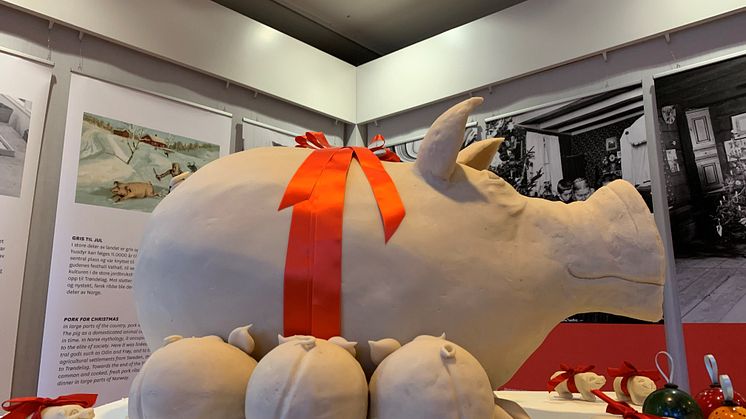 Stor marsipangris stilles ut på julemarkedet på Norsk Folkemuseum