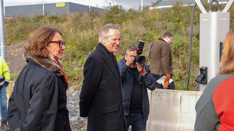 UNIK SATSNING: Posten Bring skal bygge ut ladeinfrastruktur for tyngre kjøretøy i Norge. Konsernsjef Tone Wille og samferdselsminister Jon-Ivar Nygård sto for lanseringen på Hamar mandag ettermiddag. Foto: Posten
