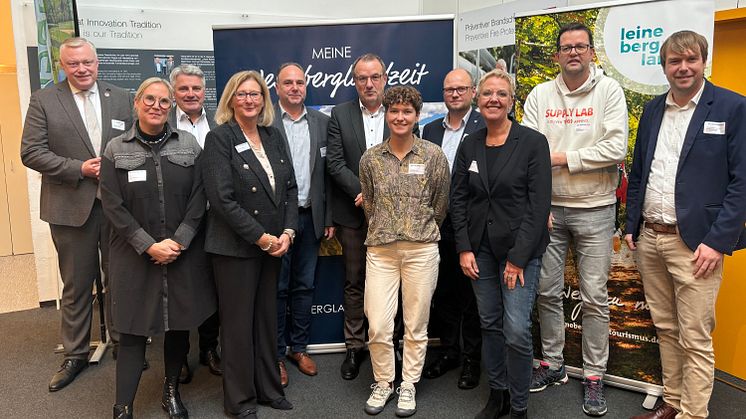 Vorstand Weserbergland Tourismus e.V. mit Referentin.jpg