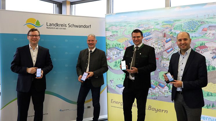 Aktuelle Energiedaten immer in der Tasche: Die neue ÖkoHeld-App haben Wolfgang Dumm (li.) und Fisnik Musai (re.) vom Bayernwerk dem Bürgermeister von Bodenwöhr, Georg Hoffmann (2.v.li.) sowie Schwandorfs Landrat Thomas Ebeling (3.v.li.) vorgestellt.