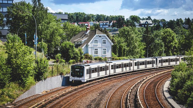 HAR BÅRET SKINNER I 100 ÅR: De gamle T-banesporene på Østensjøbanen er allerede fjernet langs Østensjøveien, og 9. oktober løftes Bryn bru bort for å erstattes av en ny og moderne T-banebru tilpasset ny trasé gjennom Hellerudtunnelen. Foto: Sporveien