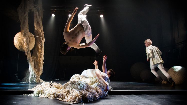 Cirkus Cirkör - Knitted Piece - Quim Giron, Alexander Weibel Weibel, Niklas Blomberg 
