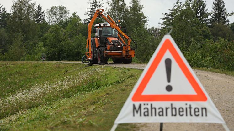 Als Betreiber von fünf Wasserkraftwerken an der Wertach ist LEW Wasserkraft für den Unterhalt an rund 15 Flusskilometern zwischen Inningen und Schwabmünchen zuständig. (LEW / Michael Hochgemuth)