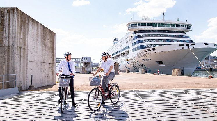 Valdo Kalm und Paavo Nõgene testen den Radweg im Hafen von Tallinn Terminal D. (Fotos: Raul Mee)